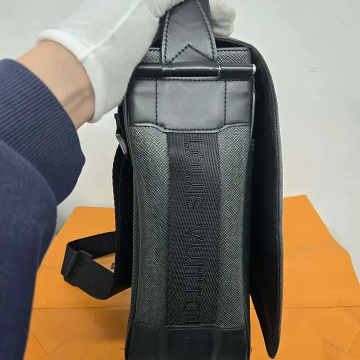 [SOLD OUT] [정품] 루이비통 타이거 디스트릭트 메신저백