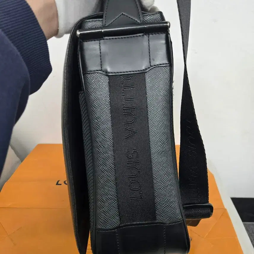 [SOLD OUT] [정품] 루이비통 타이거 디스트릭트 메신저백