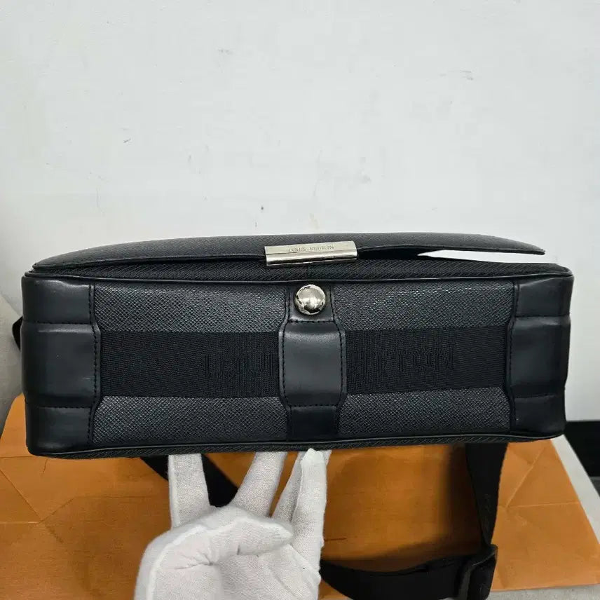 [SOLD OUT] [정품] 루이비통 타이거 디스트릭트 메신저백