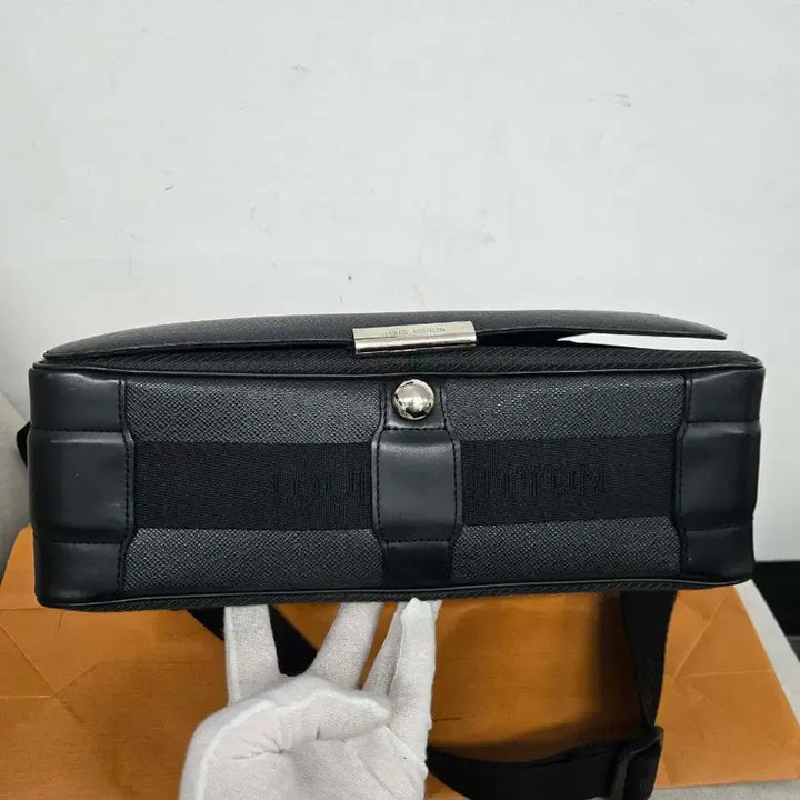 [SOLD OUT] [정품] 루이비통 타이거 디스트릭트 메신저백