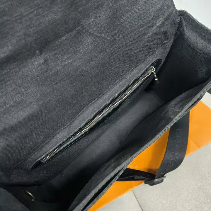 [SOLD OUT] [정품] 루이비통 타이거 디스트릭트 메신저백