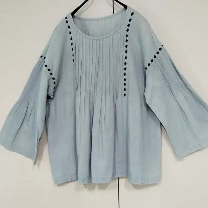 [SOLD OUT] 연청 얇은 원단 앞쥐 핀턱주름과 자수 나팔소매 귀여운 블라우스