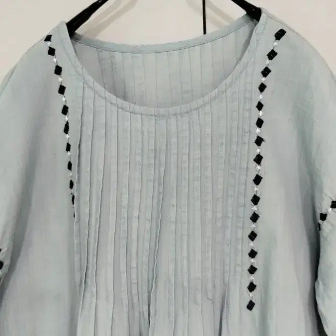 [SOLD OUT] 연청 얇은 원단 앞쥐 핀턱주름과 자수 나팔소매 귀여운 블라우스