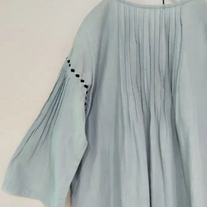 [SOLD OUT] 연청 얇은 원단 앞쥐 핀턱주름과 자수 나팔소매 귀여운 블라우스