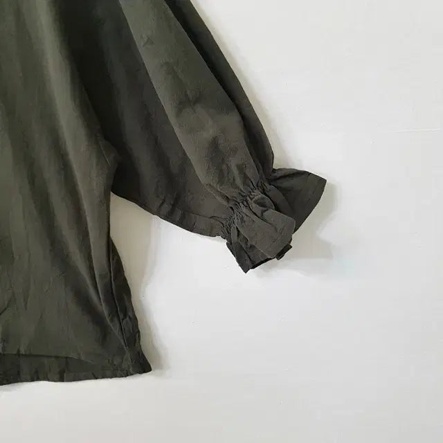 [BUNJANG] 카키 셔링 블라우스 / 카키 셔링 블라우스