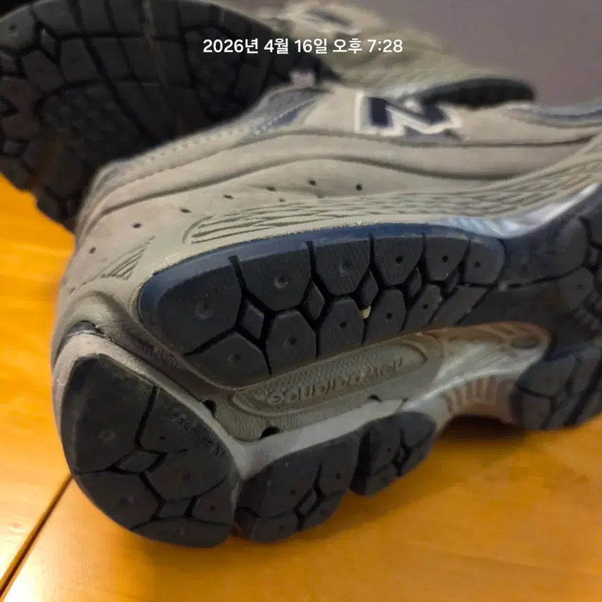 [SOLD OUT] 뉴발란스 2002R 그레이 운동화