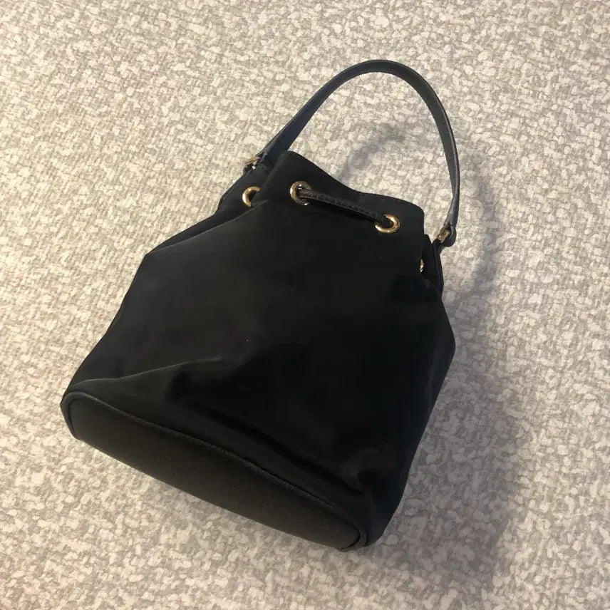 [SOLD OUT] 닥스 24년 소가죽 경량 버킷백 복조리백 프라다원단 나일론 토트백 미니백
