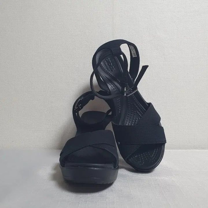 [SOLD OUT] 240mm 크록스 레이2 크로스 스트랩 앵클 웨지 블랙 W7