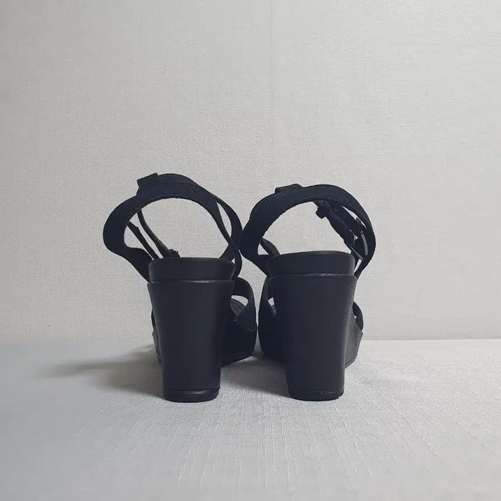[SOLD OUT] 240mm 크록스 레이2 크로스 스트랩 앵클 웨지 블랙 W7