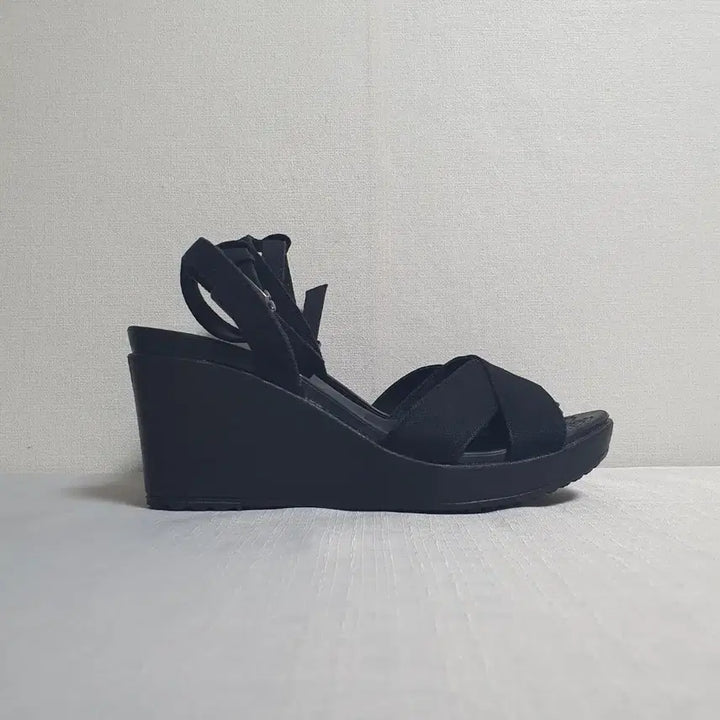 [SOLD OUT] 240mm 크록스 레이2 크로스 스트랩 앵클 웨지 블랙 W7