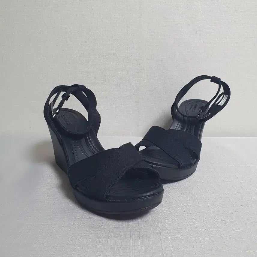 [SOLD OUT] 240mm 크록스 레이2 크로스 스트랩 앵클 웨지 블랙 W7