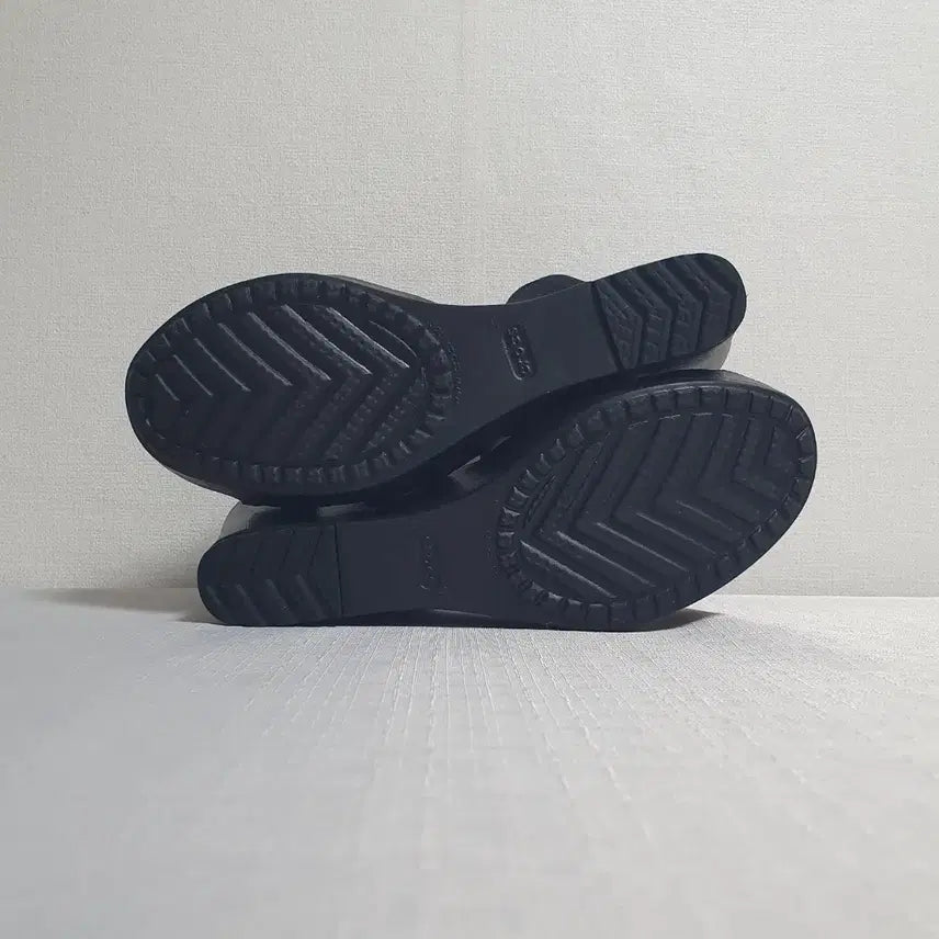[SOLD OUT] 240mm 크록스 레이2 크로스 스트랩 앵클 웨지 블랙 W7