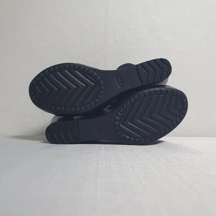 [SOLD OUT] 240mm 크록스 레이2 크로스 스트랩 앵클 웨지 블랙 W7