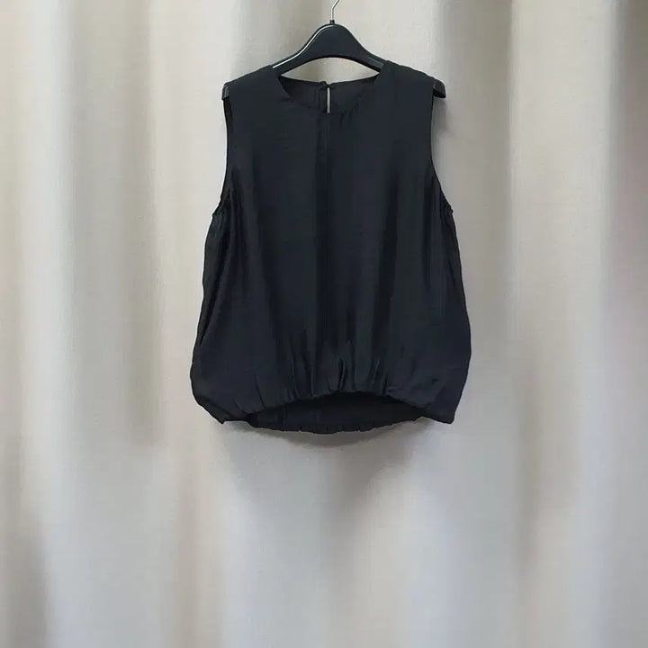 [BUNJANG] Kim Seo Ryong Sleeveless Blouse / 김서룡 민소매 슬리블리스 블라우스