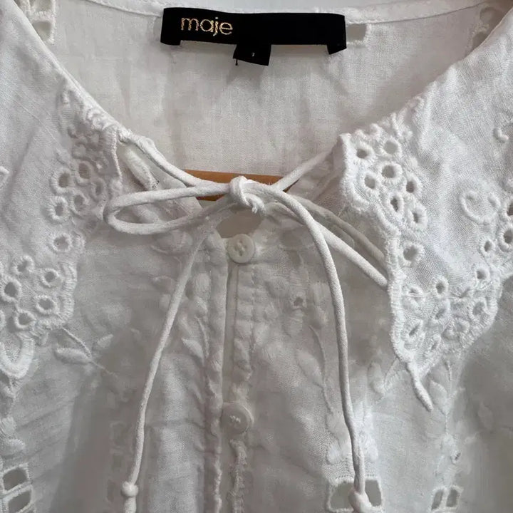 [SOLD OUT] maje 마쥬 오픈워크 자수 블라우스