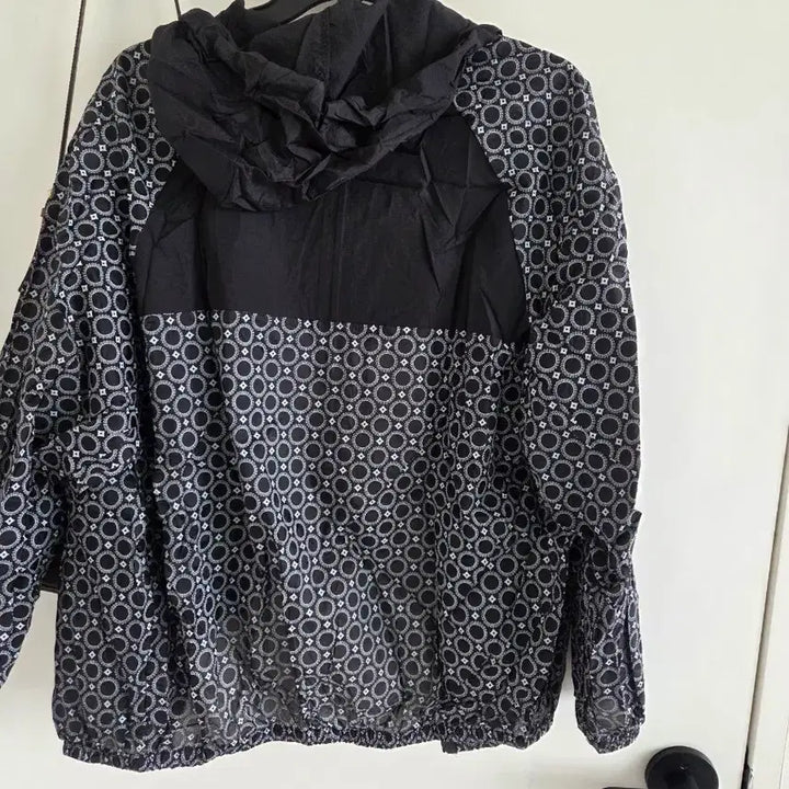 [BUNJANG] Black Pattern Hooded Windbreaker Jacket / 블랙 패턴 후드 바람막이 자켓