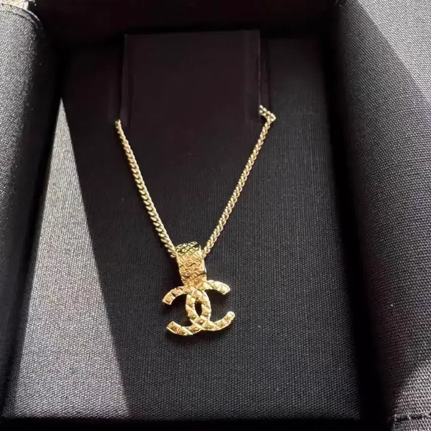 [BUNJANG] Chanel Gold CC Logo Necklace / 샤넬 금장 CC 로고 목걸이