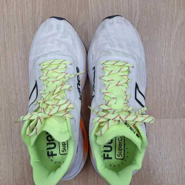 [BUNJANG] New Balance FuelCell Super Comp Trainer v2 / 뉴발란스 퓨얼셀 슈퍼 컴프 트레이너 v2 (250size)