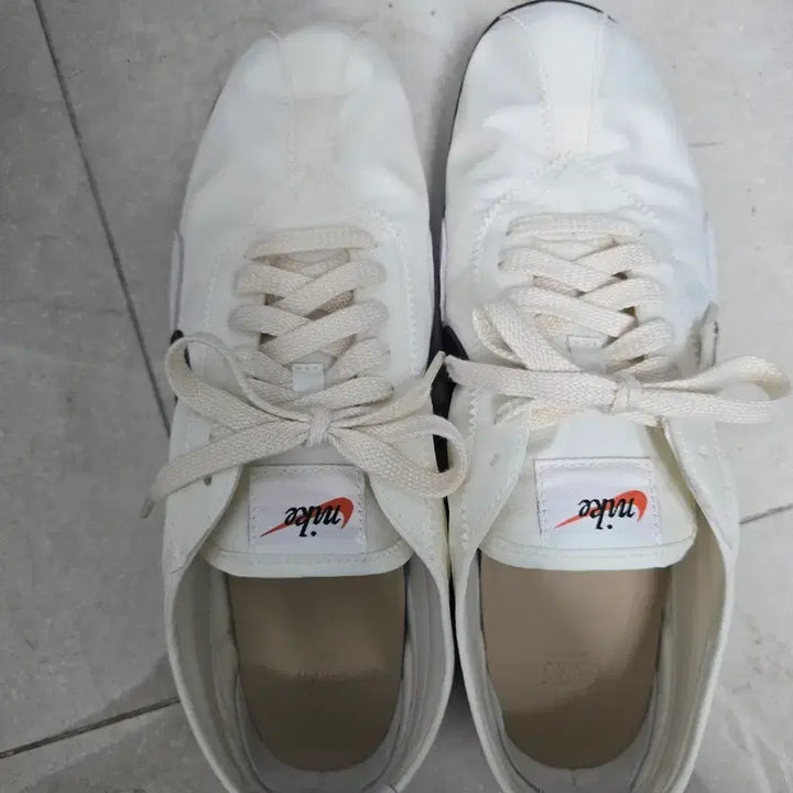 [SOLD OUT] 나이키 문슈 275 팝니다