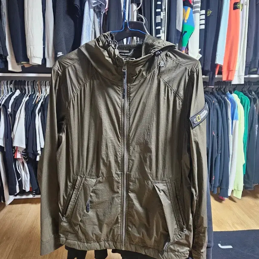 [BUNJANG] National Geographic Patch Khaki Windbreaker Jacket Unisex / 내셔널지오그래픽 패치 카키 바람막이쟈켓 (남녀공용) 1회착용