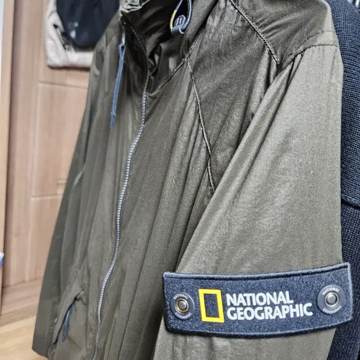 [BUNJANG] National Geographic Patch Khaki Windbreaker Jacket Unisex / 내셔널지오그래픽 패치 카키 바람막이쟈켓 (남녀공용) 1회착용