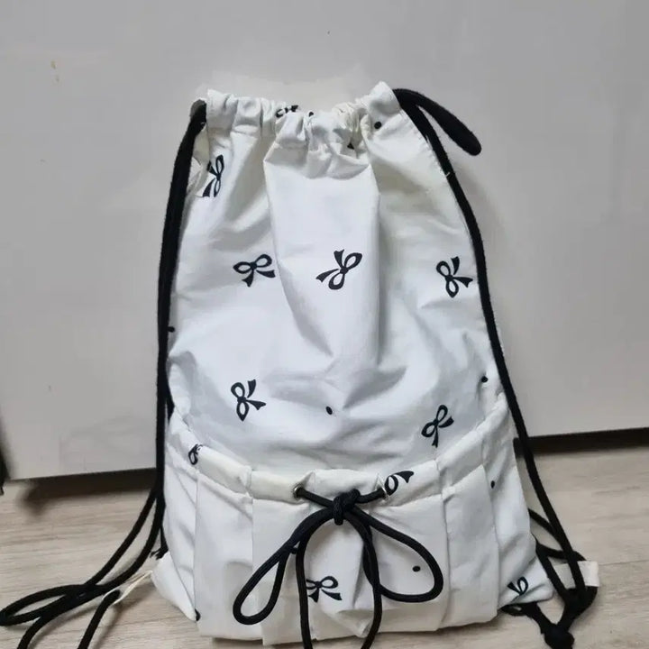 [BUNJANG] Ribbon Pattern White Drawstring Backpack / 리본 패턴 화이트 드로우스트링 백팩