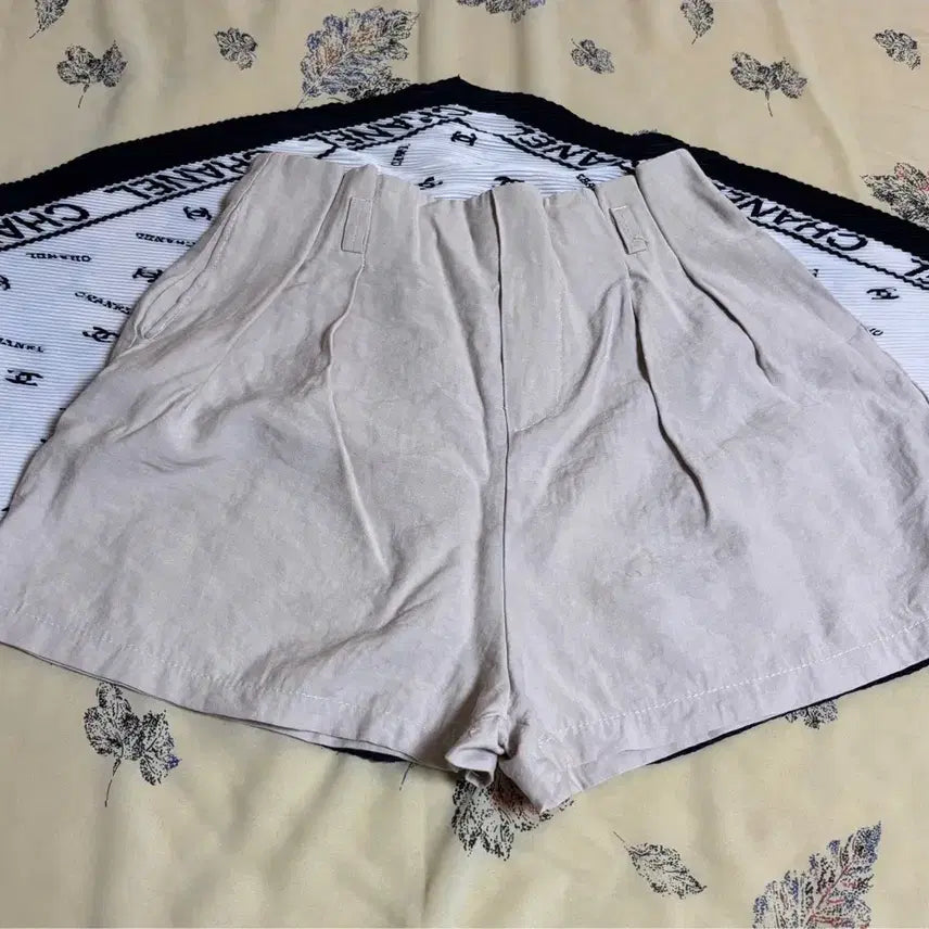 [BUNJANG] Beige Pin-tuck Shorts / 베이지 반바지 숏팬츠 새상품