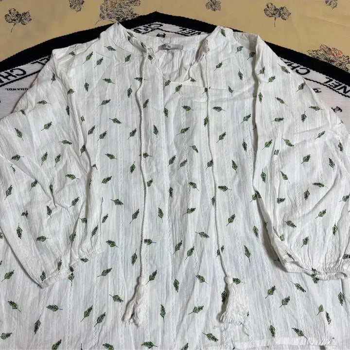 [BUNJANG] n.by Leaf Pattern White Blouse / n.by 화이트 나뭇잎 블라우스 55사이즈