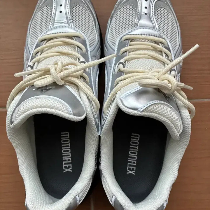 [BUNJANG] Aki Classic Motion Flex Silver Sneakers / 아키클래식 모션플렉스 실버 255 딱 1회 착용