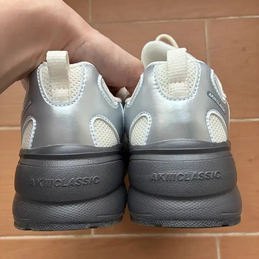 [BUNJANG] Aki Classic Motion Flex Silver Sneakers / 아키클래식 모션플렉스 실버 255 딱 1회 착용