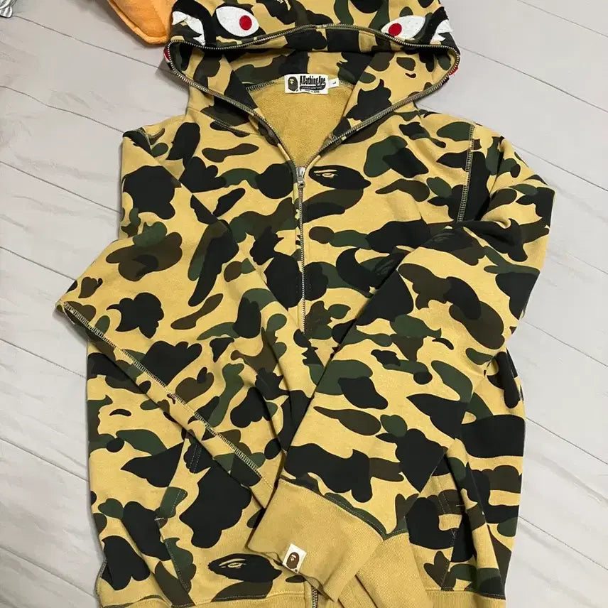 [SOLD OUT] 급처) 12시까지만 판매))베이프 샤크 카모 후드집업 황계 L