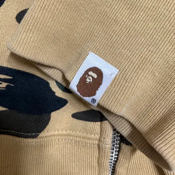[SOLD OUT] 급처) 12시까지만 판매))베이프 샤크 카모 후드집업 황계 L