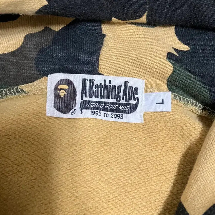 [SOLD OUT] 급처) 12시까지만 판매))베이프 샤크 카모 후드집업 황계 L