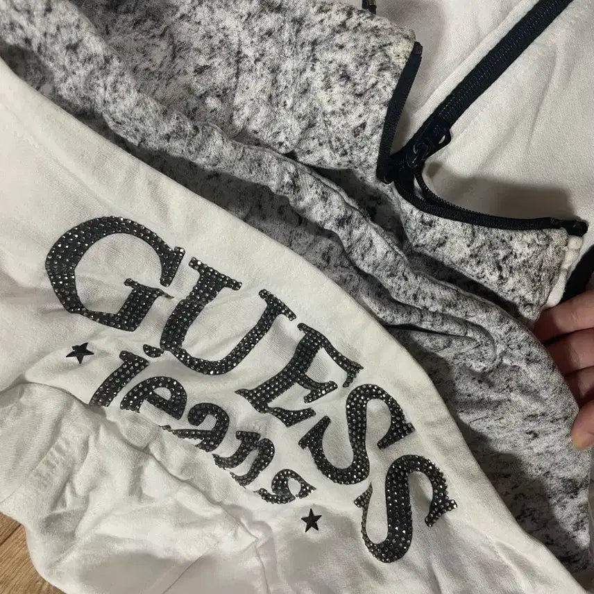 [BUNJANG] Guess White Cubic Bead Hooded Zip-up Jacket / GUESS 게스 화이트 큐빅 비즈 후드집업 대장 y2k 올드스쿨 져지