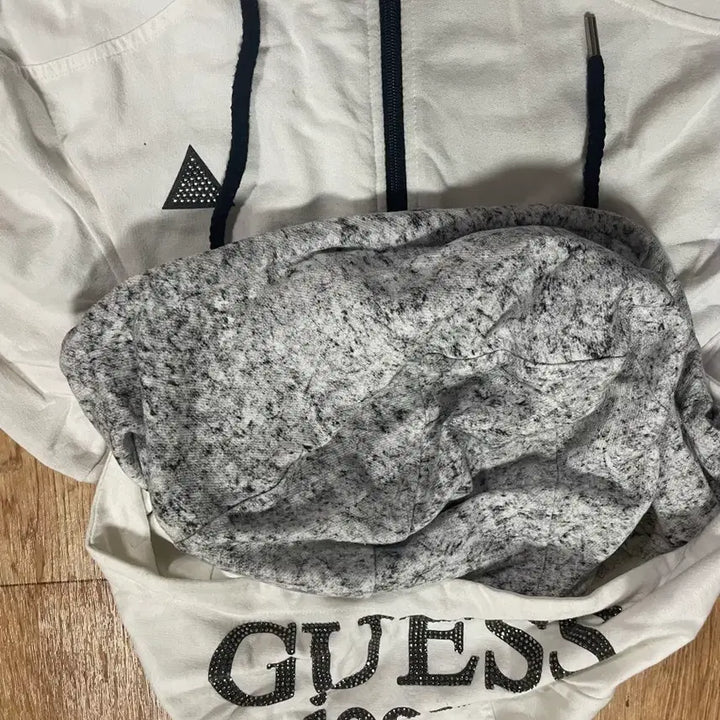 [BUNJANG] Guess White Cubic Bead Hooded Zip-up Jacket / GUESS 게스 화이트 큐빅 비즈 후드집업 대장 y2k 올드스쿨 져지