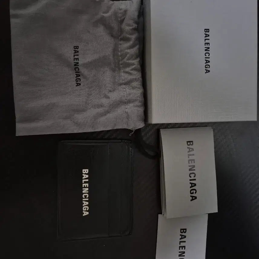 [SOLD OUT] 발렌시아가 카드지갑 판매합니다