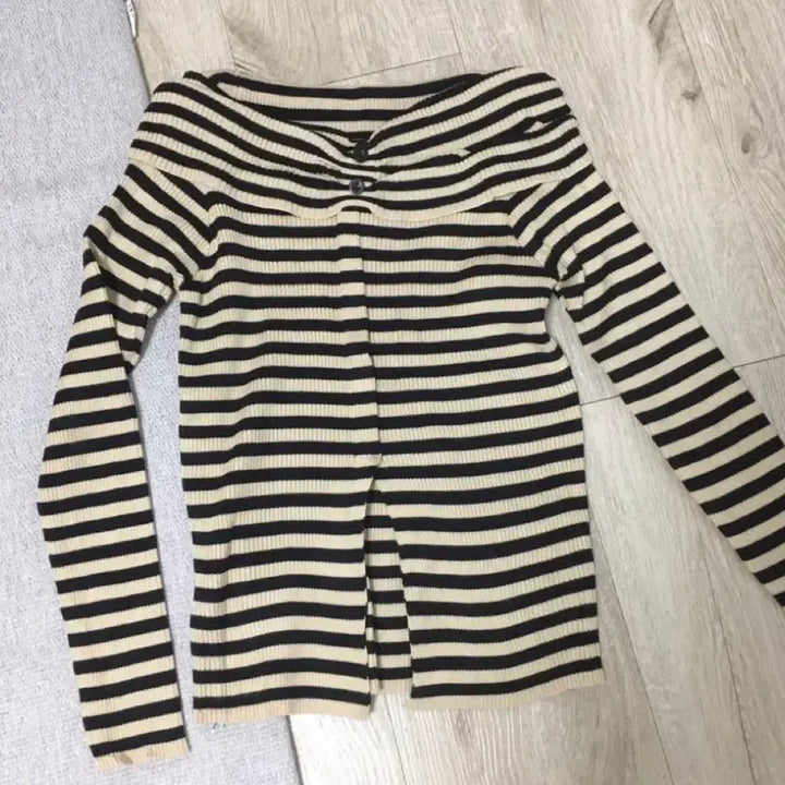 [SOLD OUT] 스트라이프 오프숄더