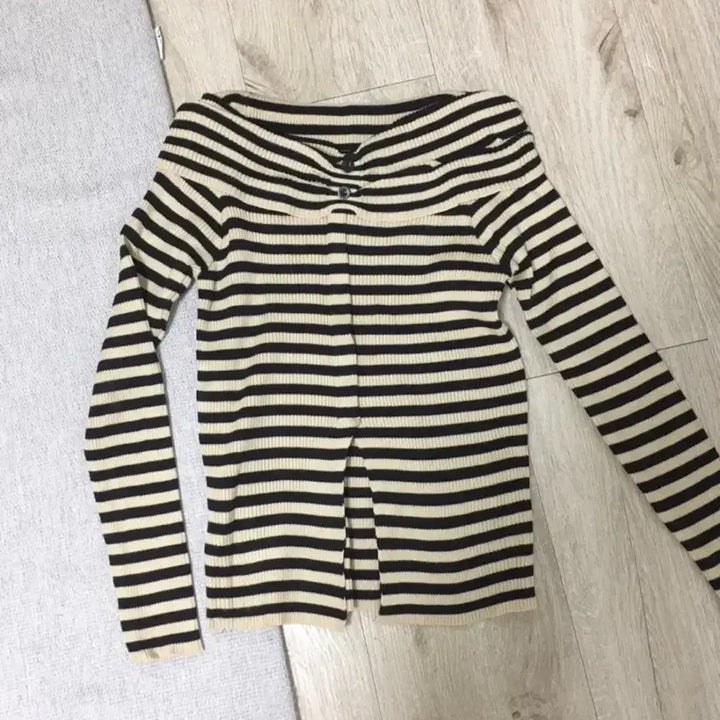 [SOLD OUT] 스트라이프 오프숄더