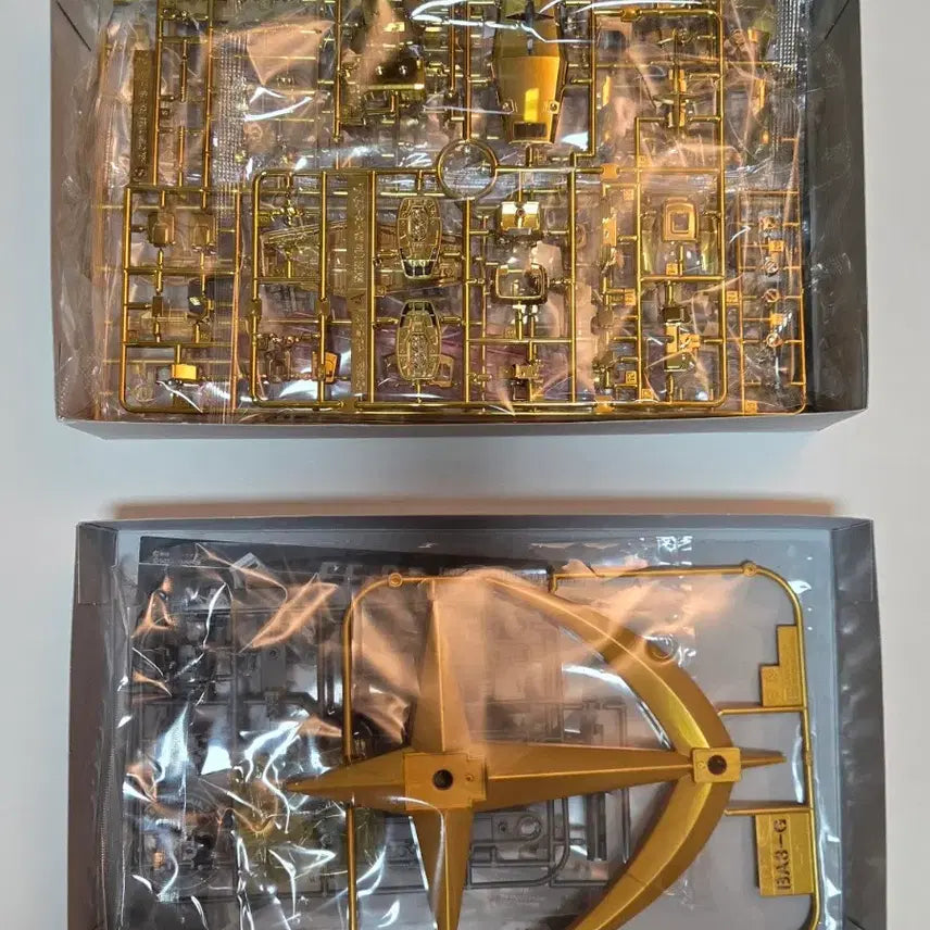 [BUNJANG] HG RX-78-2 퍼스트건담 골드코팅 + 액션베이스 (건담베이스 한정) / HG RX-78-2 퍼스트건담 골드코팅 + 액션베이스 (건담베이스 한정)