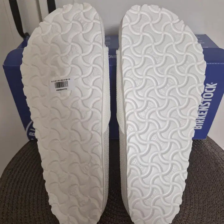 [BUNJANG] Birkenstock White Slippers / 버켄스탁 슬리퍼