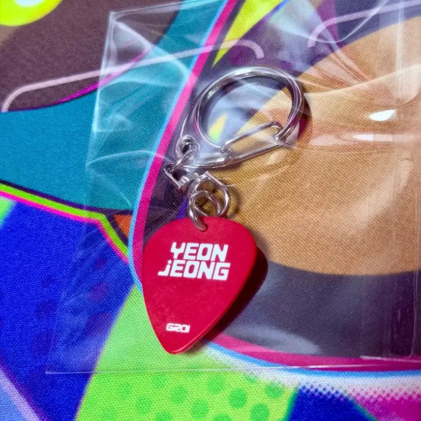 [BUNJANG] Yeonjung Autographed Guitar Pick Keychain / 연정 친필싸인 기타 피크 키링