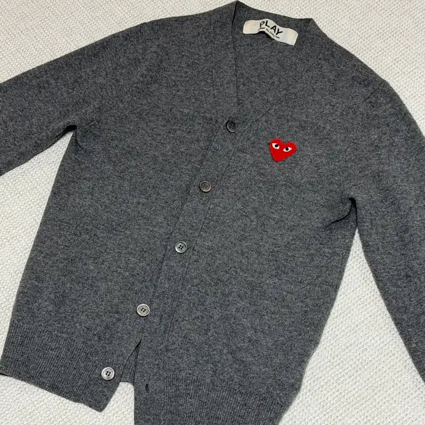 [BUNJANG] Comme des Garcons Charcoal Red Emblem Cardigan / 꼼데가르송 차콜 가디건 레드와펜