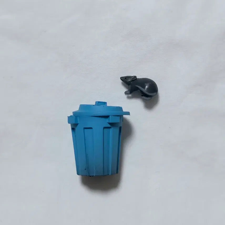 [BUNJANG] Miniature Blue Trash Can with Rat Gacha / 미니어쳐 파란 쓰레기통 쥐 가챠 특이한
