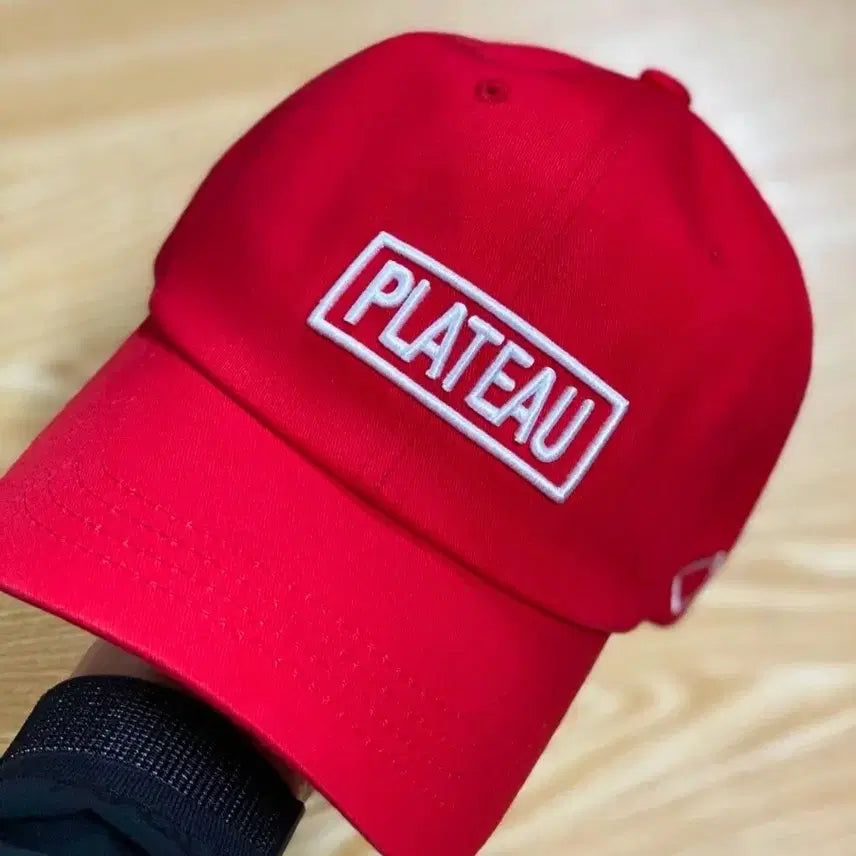 [SOLD OUT] PLATEAU 플래토 레드 볼캡