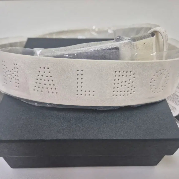 [BUNJANG] Malbon Golf Logo Embossed Belt White / 말본 골프 벨트 화이트 새상품