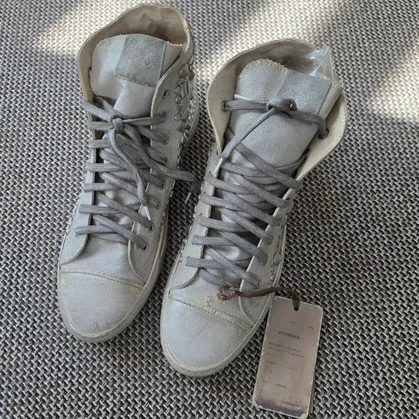 [BUNJANG] Studded Wear Sneakers (Size 42) / (새신발) 스터드 워 (42)