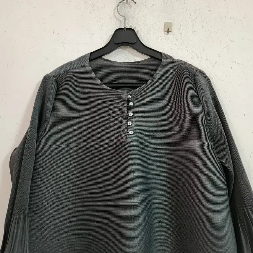 [BUNJANG] Pleated Pintuck Blouse - Gray - 3/4 Sleeve / 플리츠 핀턱 블라우스 회색 7부