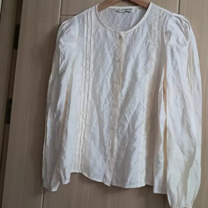 [SOLD OUT] 플랫화이트 핀턱 블라우스 아이보리