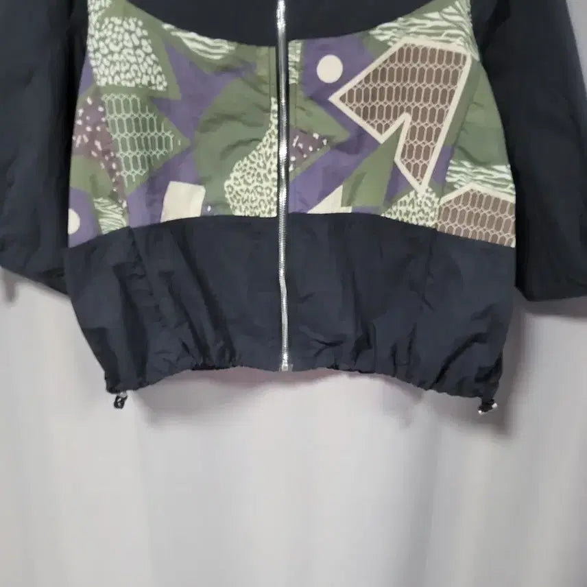 [BUNJANG] Patterned Hooded Windbreaker Jacket / 7부소매 패턴 후드디테일 바람막이 점퍼