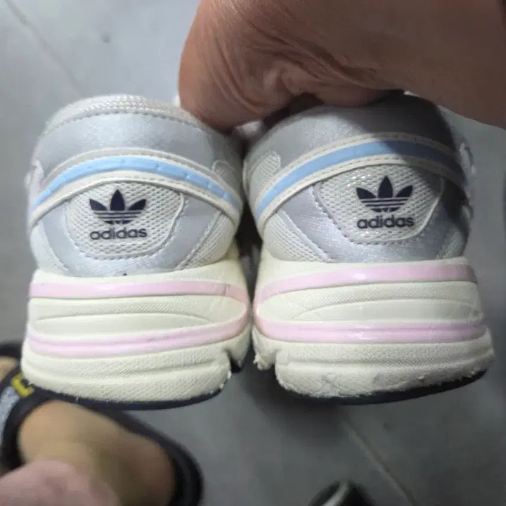 [BUNJANG] Adidas Ozweego Ivory Sneakers (Size 270) / 아디다스 오즈위고 아이보리 운동화270